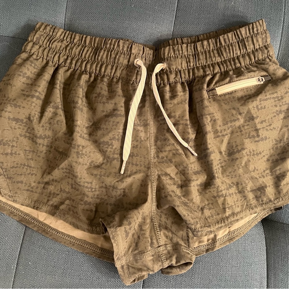 Vuori Clementine 2.0 Women's Shorts Green Print Small